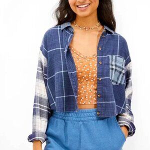 American Eagle Cropped Flannel Shirt in Blue - Size S